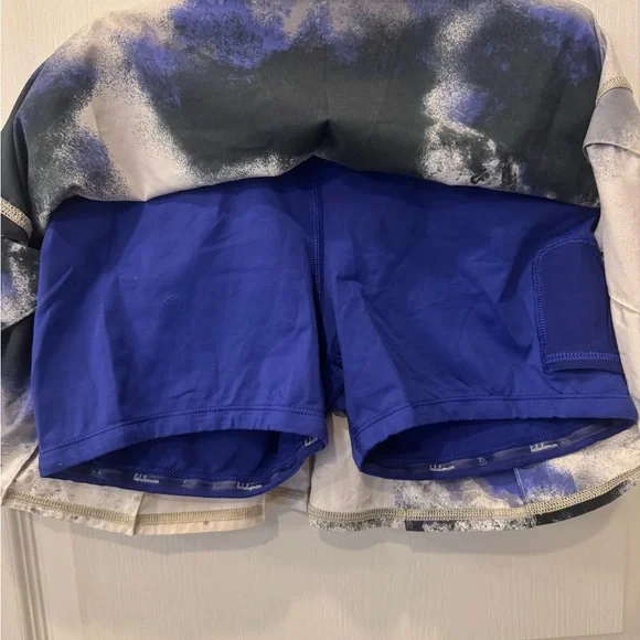 Lululemon skort size 4 - Picture 3 of 6